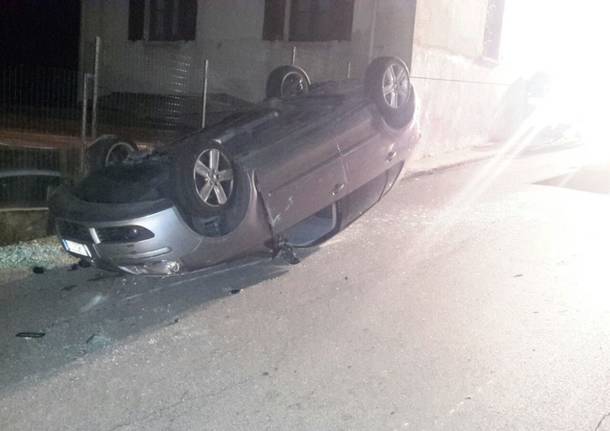 auto si ribalta in via mulini grassi