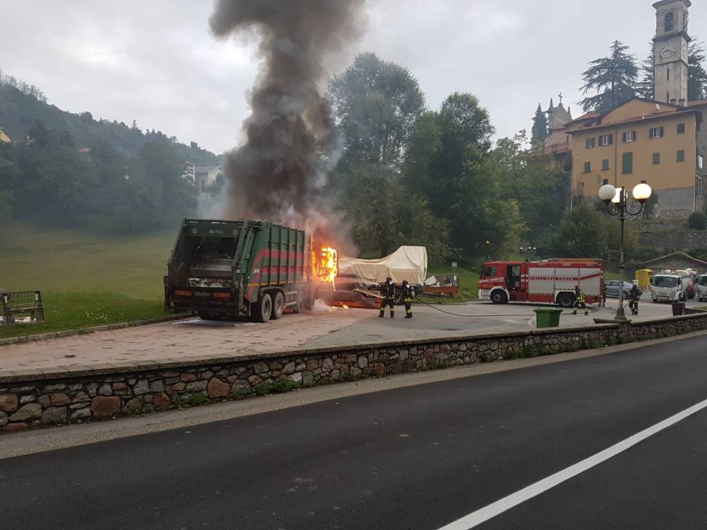 L\'incendio del mezzo della raccolta rifiuti