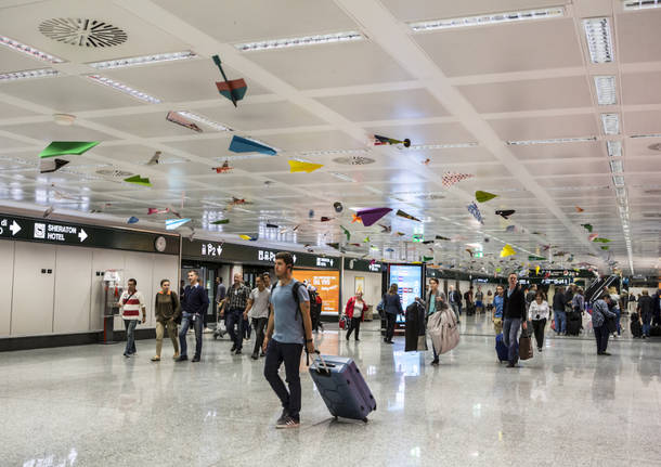 Gli aeroplanini di carta a Malpensa che aiutano a riciclare