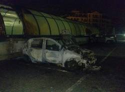 Sei auto in fiamme sul tetto del comune