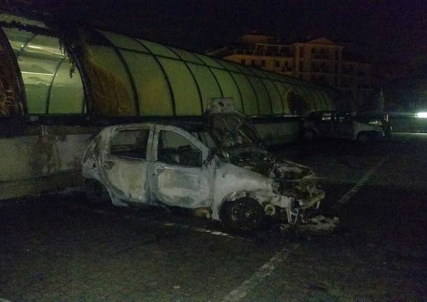 Sei auto in fiamme sul tetto del comune