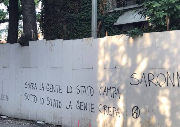 Graffiti anarchici: slogan contro lo Stato e le forze dell\'ordine