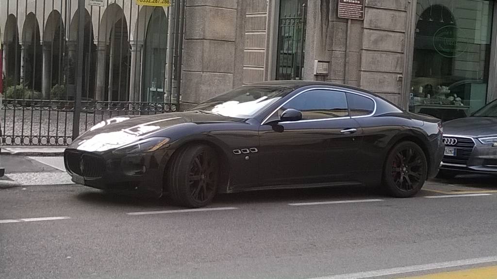 Svizzeri...\"parcheggio libero\" ovunque (anche davanti ai cancelli)...