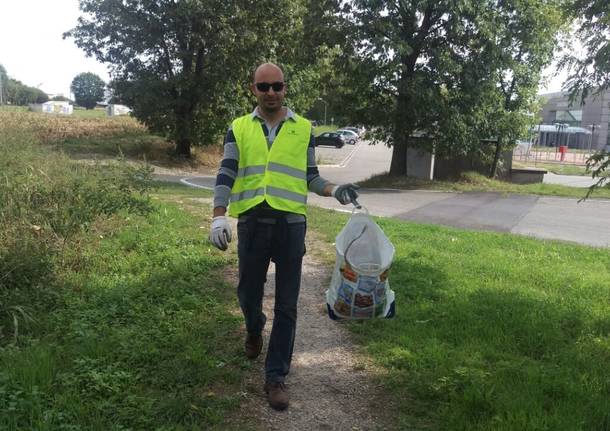 \"Puliamo il mondo\" scopre discarica di rifiuti domestici a Saronno sud