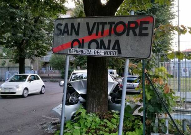 Incidente martedì 5 settembre: auto contro albero
