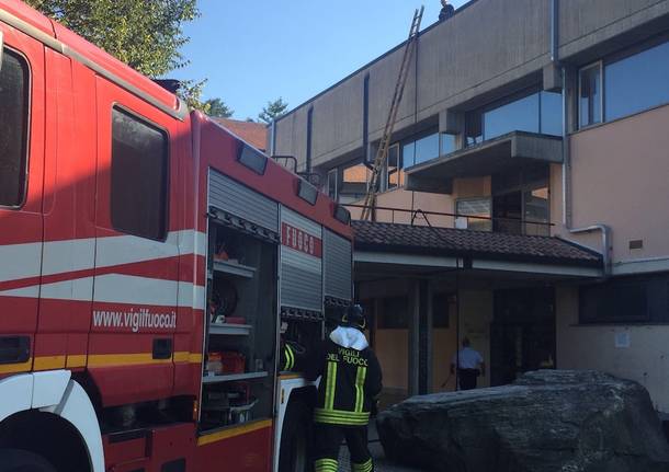 Incendio al tetto dello Stein di Gavirate