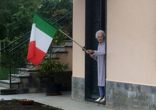 Induno Olona - Giuliana Bianchi festeggia il nuovo cavalcaferrovia con il tricolore