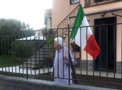 Induno Olona - Giuliana Bianchi festeggia il nuovo cavalcaferrovia con il tricolore