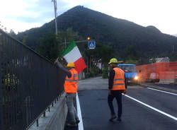 Induno Olona - Giuliana Bianchi festeggia il nuovo cavalcaferrovia con il tricolore