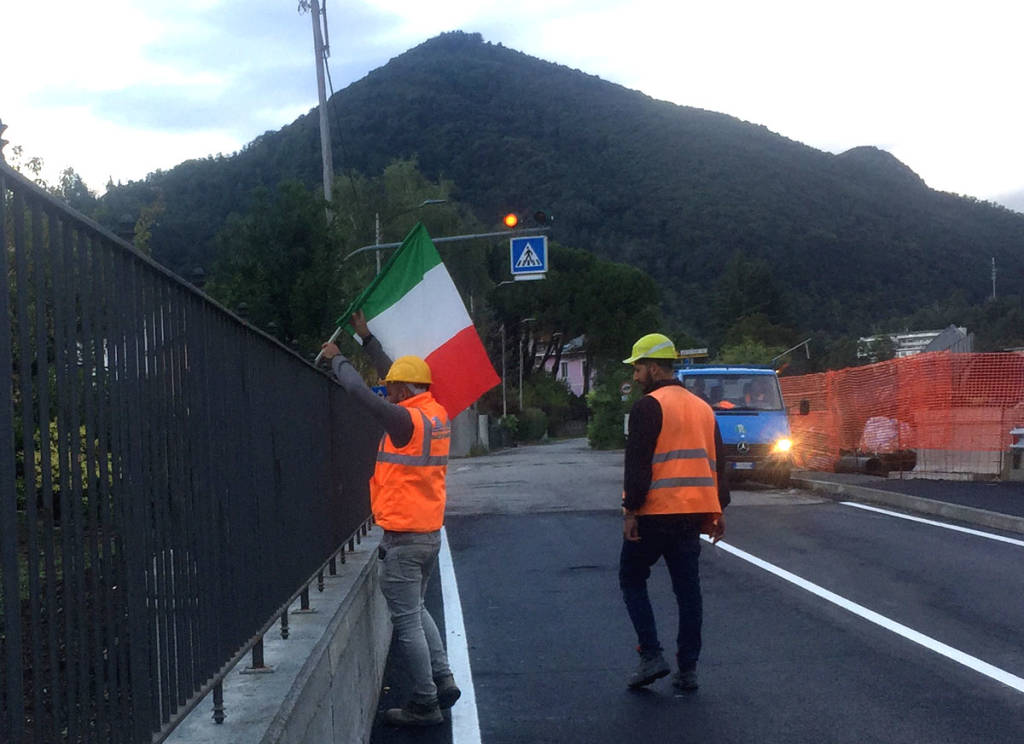 Induno Olona - Giuliana Bianchi festeggia il nuovo cavalcaferrovia con il tricolore