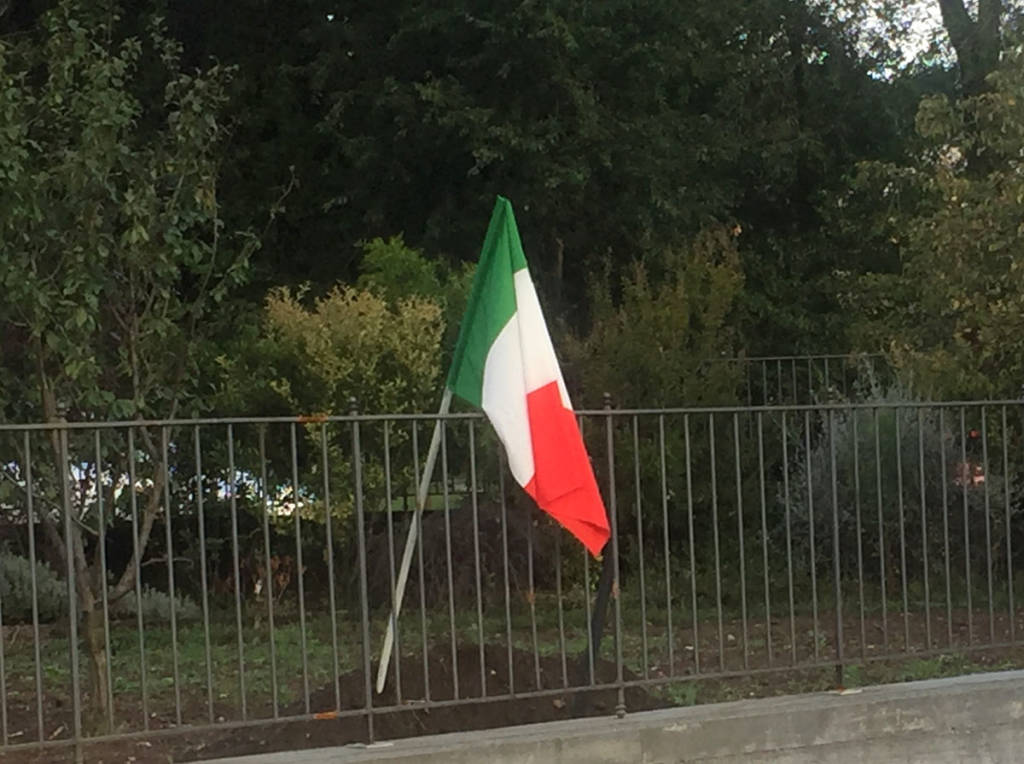 Induno Olona - Giuliana Bianchi festeggia il nuovo cavalcaferrovia con il tricolore