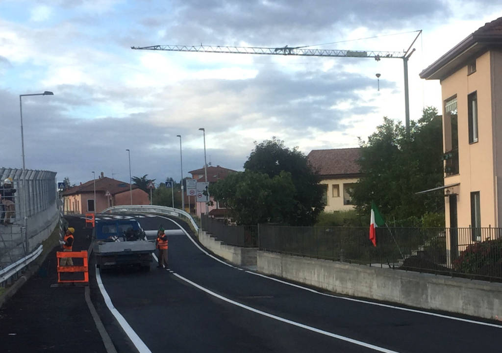 Induno Olona - Giuliana Bianchi festeggia il nuovo cavalcaferrovia con il tricolore