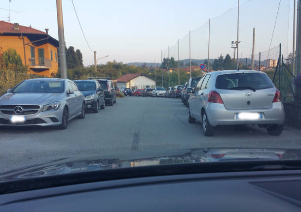 parcheggio selvaggio campo sportivo ternate