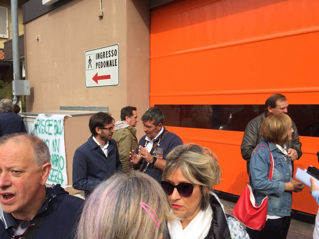 Presidio dei laboratori del Del Ponte contro il nuovo piano sosta