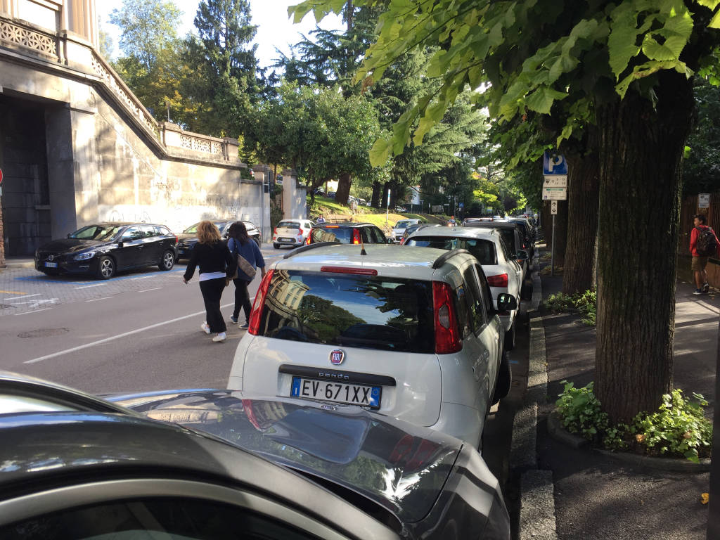 Primo giorno di scuola: i parcheggi a Varese