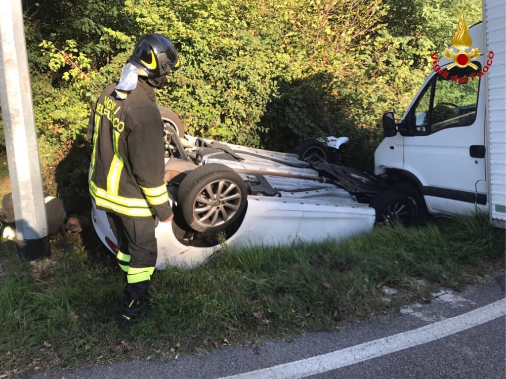 Scontro e ribaltamento sulla provinciale per Caronno Varesino