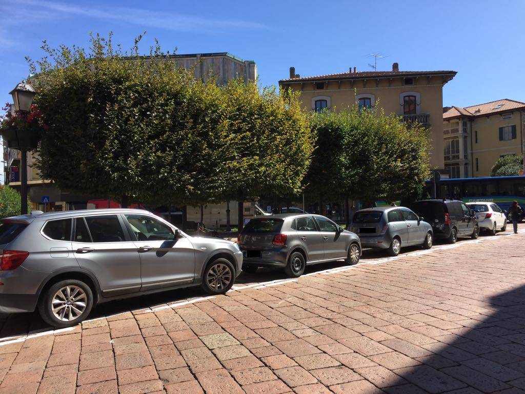 Strisce bianche sosta Varese