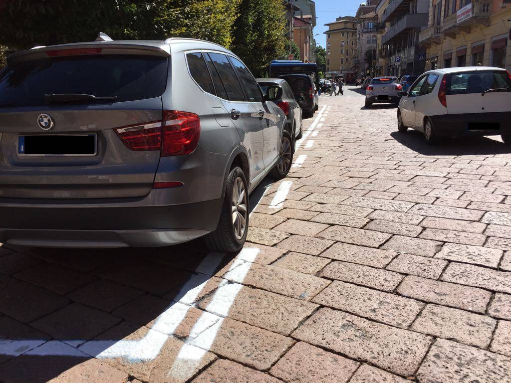 Strisce bianche sosta Varese