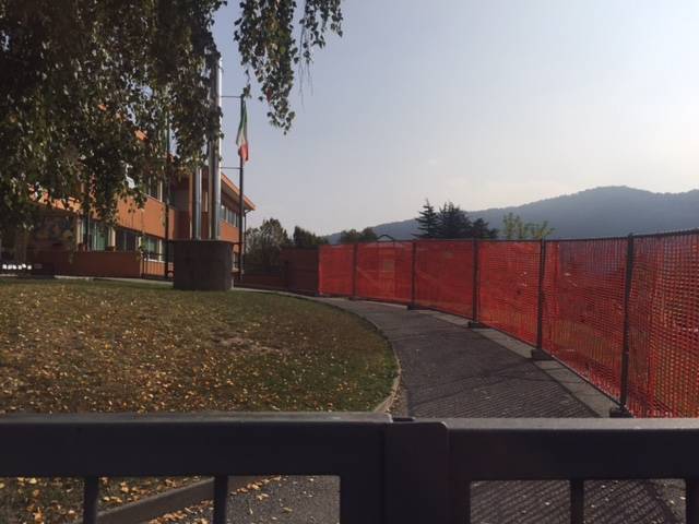 Una tettoia per chi aspetta ad entrare a scuola