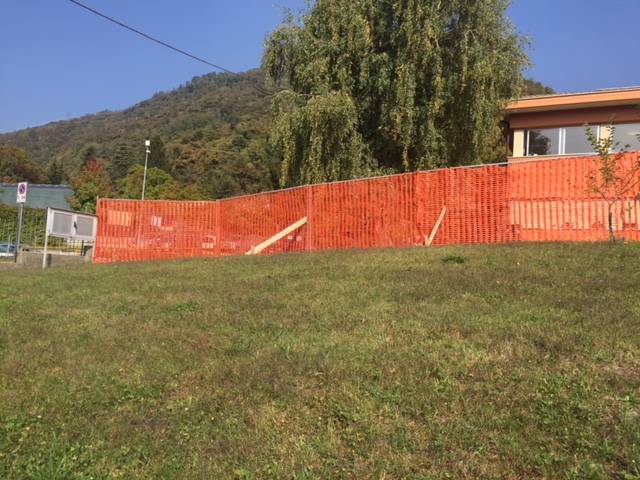 Una tettoia per chi aspetta ad entrare a scuola