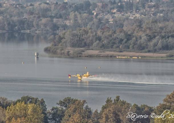 Il Canadair dei Vigili del Fuoco che ieri pomeriggio ha domato l’incendio al Campo dei Fiori.