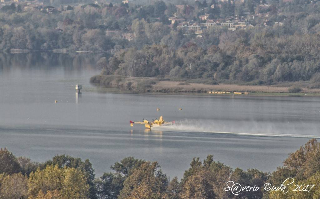 Il Canadair dei Vigili del Fuoco che ieri pomeriggio ha domato l\'incendio al Campo dei Fiori.