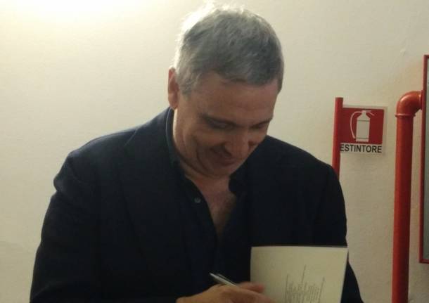 LA DICIOTTESIMA EDIZIONE DI DUEMILALIBRI PUNTA AI GIOVANI (MAURIZIO DE GIOVANNI INAUGURA IL FESTIVAL DEL LIBRO E DELL’AUTORE A GALLARATE RIVOLGENDOSI ANCHE AGLI STUDENTI)