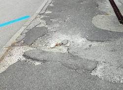 Marciapiedi rotti in via al Lido