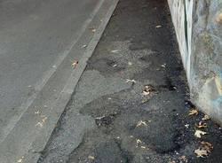 Marciapiedi rotti in via al Lido