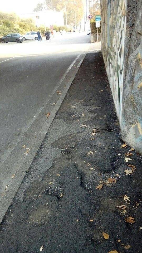 Marciapiedi rotti in via al Lido