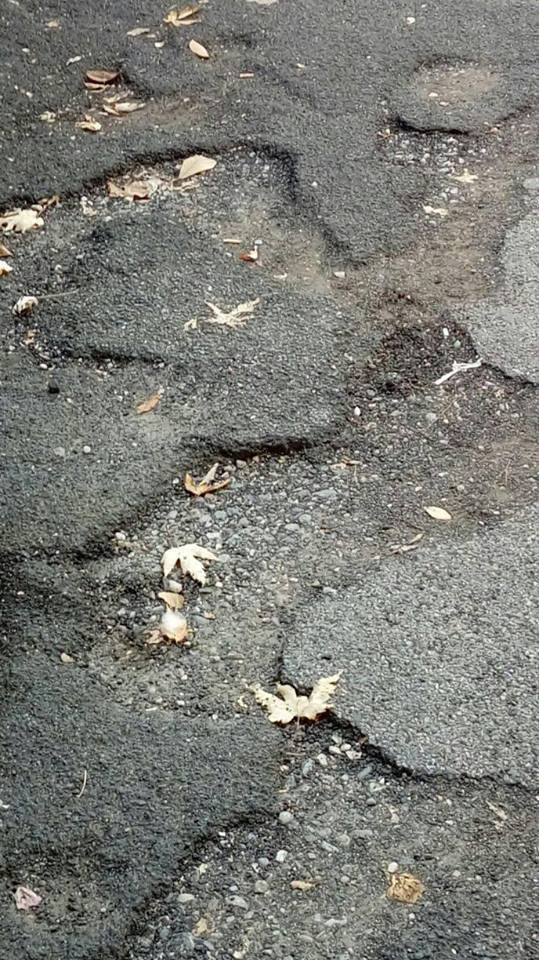 Marciapiedi rotti in via al Lido