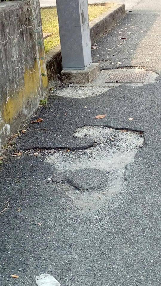 Marciapiedi rotti in via al Lido