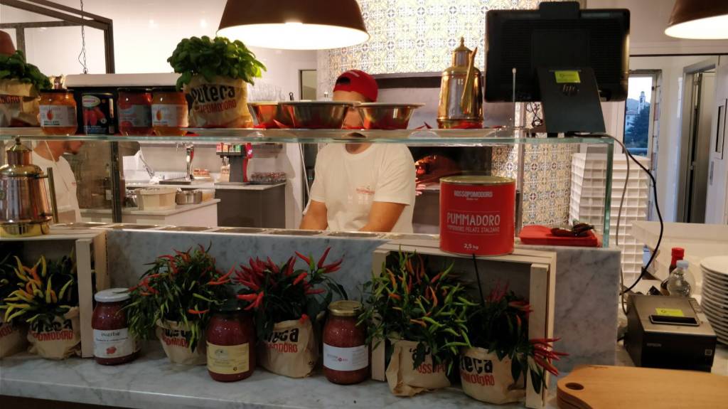 La nuova food court del centro commerciale Campo dei Fiori