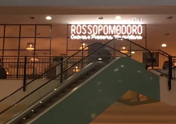 La nuova food court del centro commerciale Campo dei Fiori