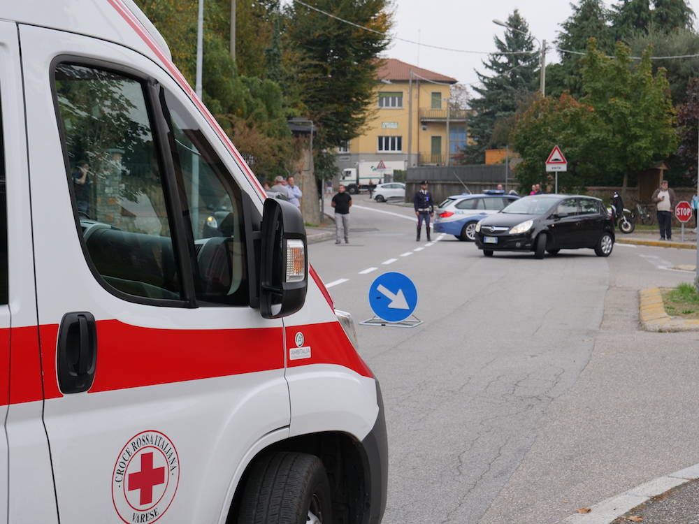 Cade dal motorino a Gazzada Schianno