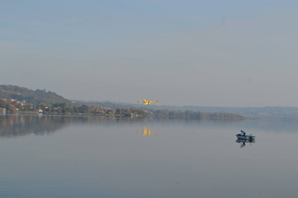 Il Canadair al carico acqua nel lago di Varese di fronte a Biandronno il pomeriggio del 25 ottobre