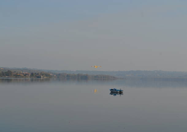 Il Canadair al carico acqua nel lago di Varese di fronte a Biandronno il pomeriggio del 25 ottobre