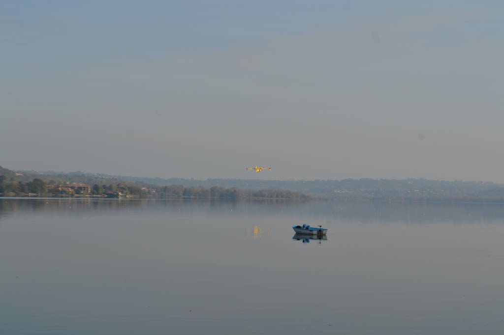 Il Canadair al carico acqua nel lago di Varese di fronte a Biandronno il pomeriggio del 25 ottobre