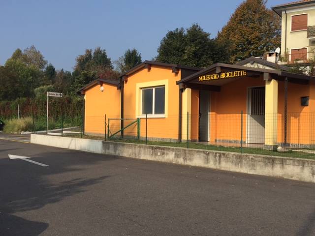Diventano a pagamento i posti auto in riva al lago