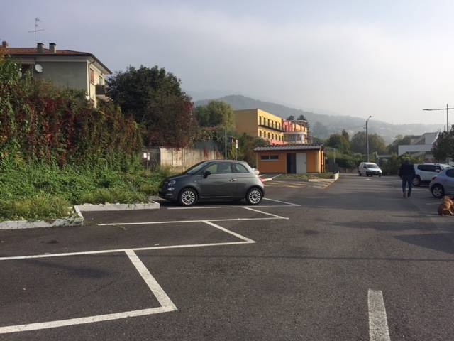 Diventano a pagamento i posti auto in riva al lago