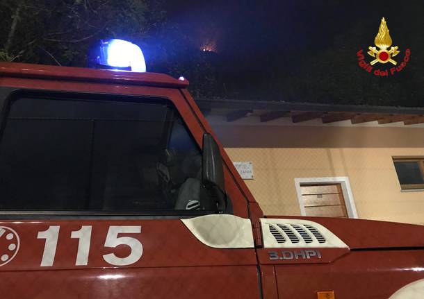 I vigili del fuoco al lavoro per spegnere l\'incendio