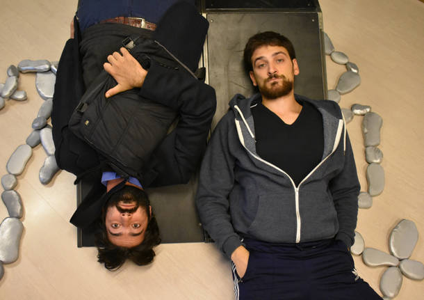 commedia abbracciami pirla viandanti teatranti