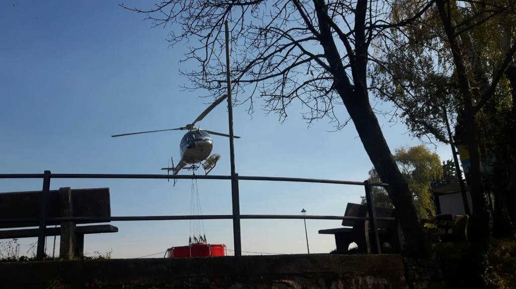 Elicottero al lavoro per spegnere l'incendio a campo dei Fiori
