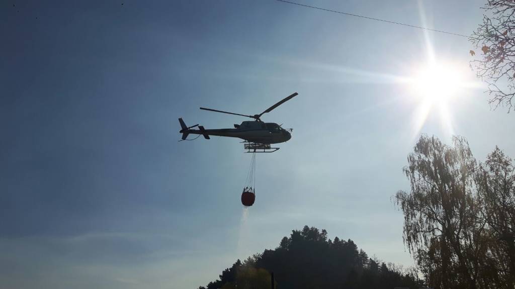 Elicottero al lavoro per spegnere l'incendio a campo dei Fiori
