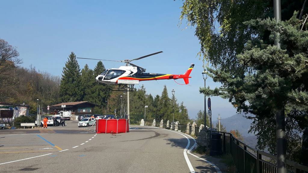 Elicottero al lavoro per spegnere l'incendio a campo dei Fiori