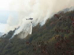 Elicottero al lavoro per spegnere l'incendio a campo dei Fiori