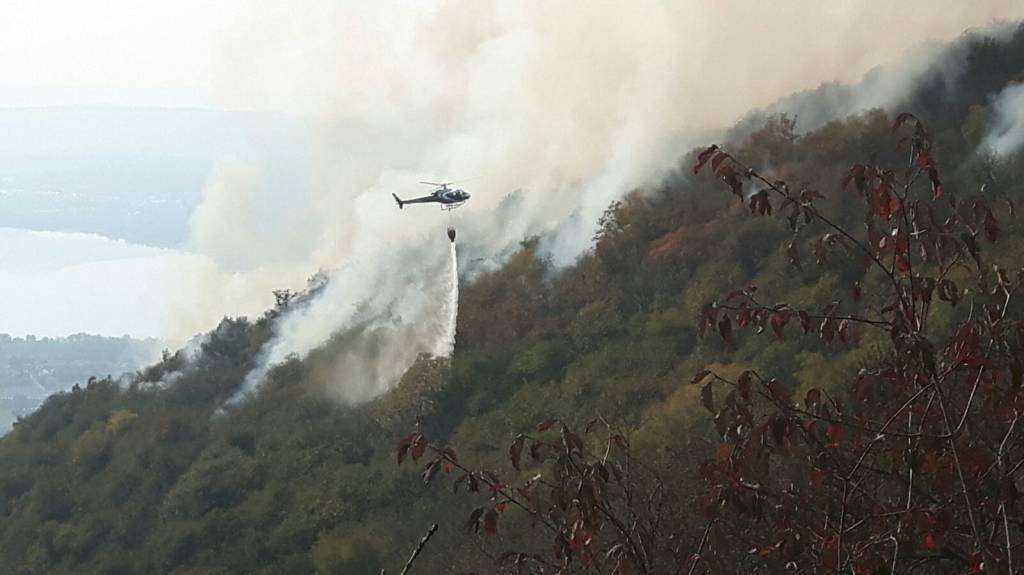 Elicottero al lavoro per spegnere l'incendio a campo dei Fiori