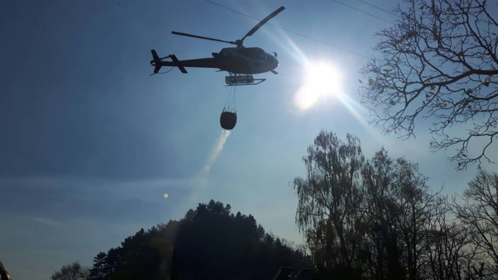 Elicottero al lavoro per spegnere l'incendio a campo dei Fiori