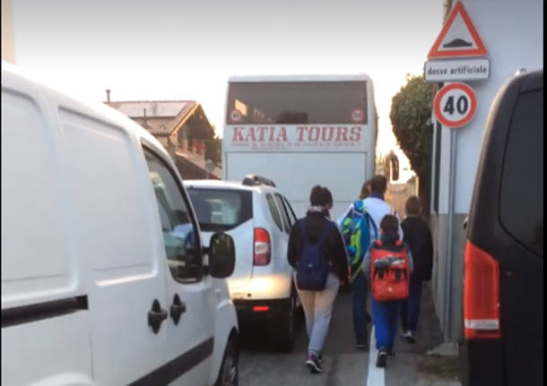 entrata scuola rodari fagnano olona traffico