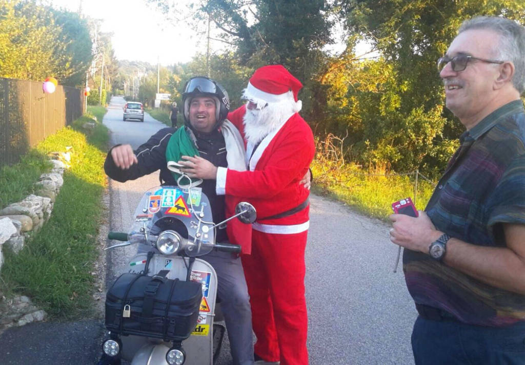 Francesco Pozzi consegna le letterine a Babbo Natale